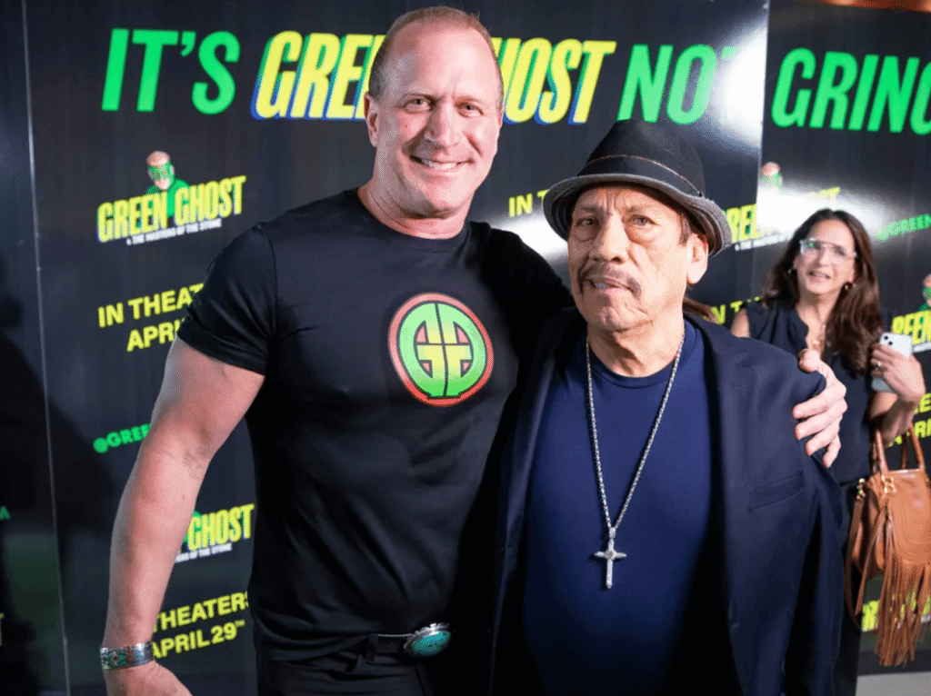 Danny Trejo y Charlie Clark promocionando "Green Ghost"