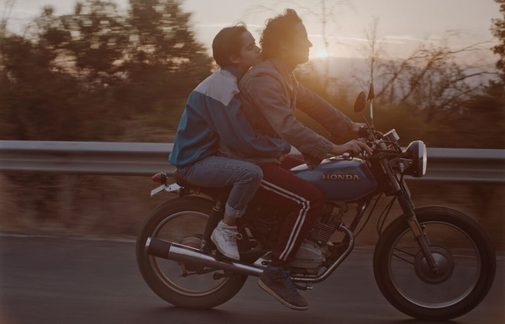 Escena de Tarde para morir joven 