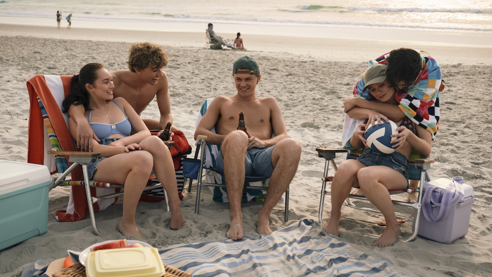 Elenco de The Summer I Turned Pretty, incluyendo a Lola Tung como Belly, Christopher Briney como Conrad y Gavin Casalegno como Jeremiah, posando juntos en un evento promocional de la temporada 3.