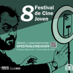 Afiche oficial Festival Cine Joven: contiene código QR para acceder a las bases de postulación, y el usuario de Instagram @festivalcinejoven. En la imagen, se puede ver a Stanley Kubrick posando frente a un teléfono con aro de luz.