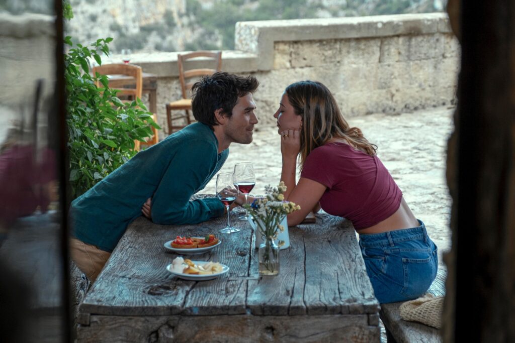 KJ Apa y Madelyn Cline en "El mapa que me lleva a ti"