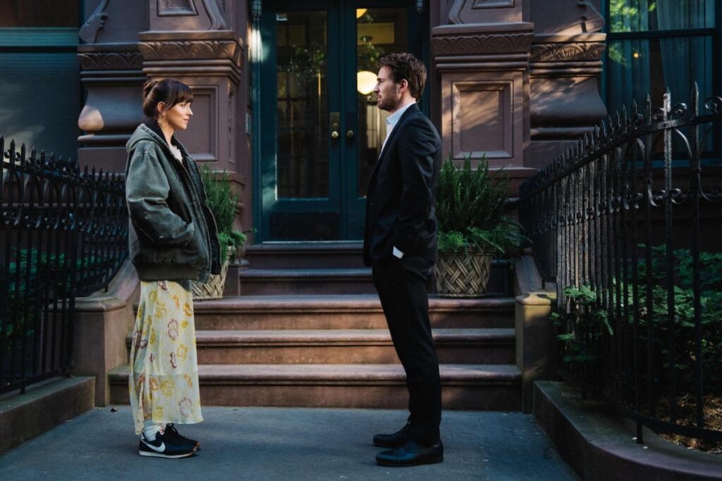 Dakota Johnson y Chris Evans en Materialist