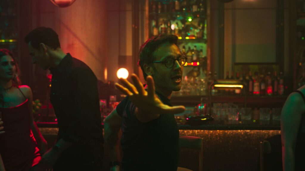Santiago, el personaje de Benjamín Vicuña, bailando en un club.