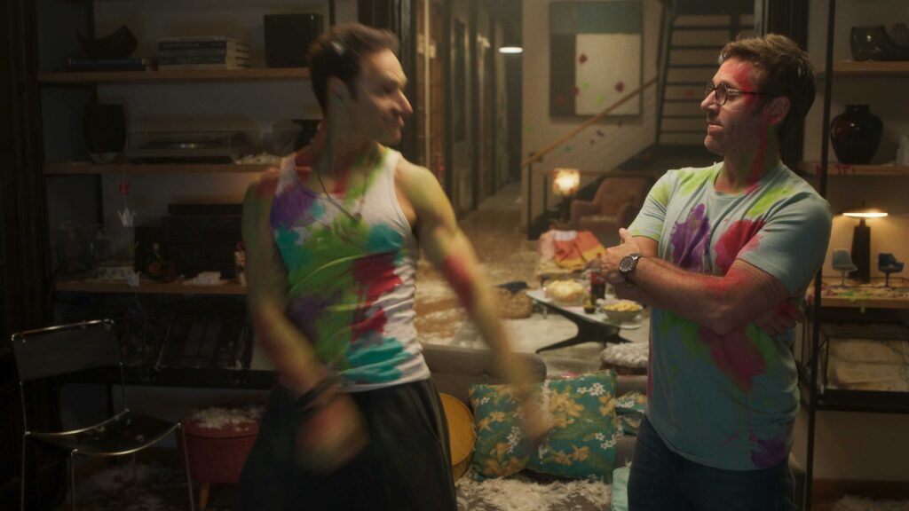 Santiago y Pancho, los rivales, bailando tras una partida de videojuegos.