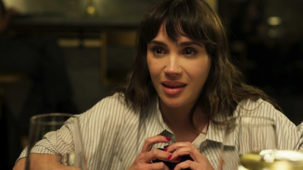 Ana, el personaje interpretado por Celeste Cid, durante una cena romántica.