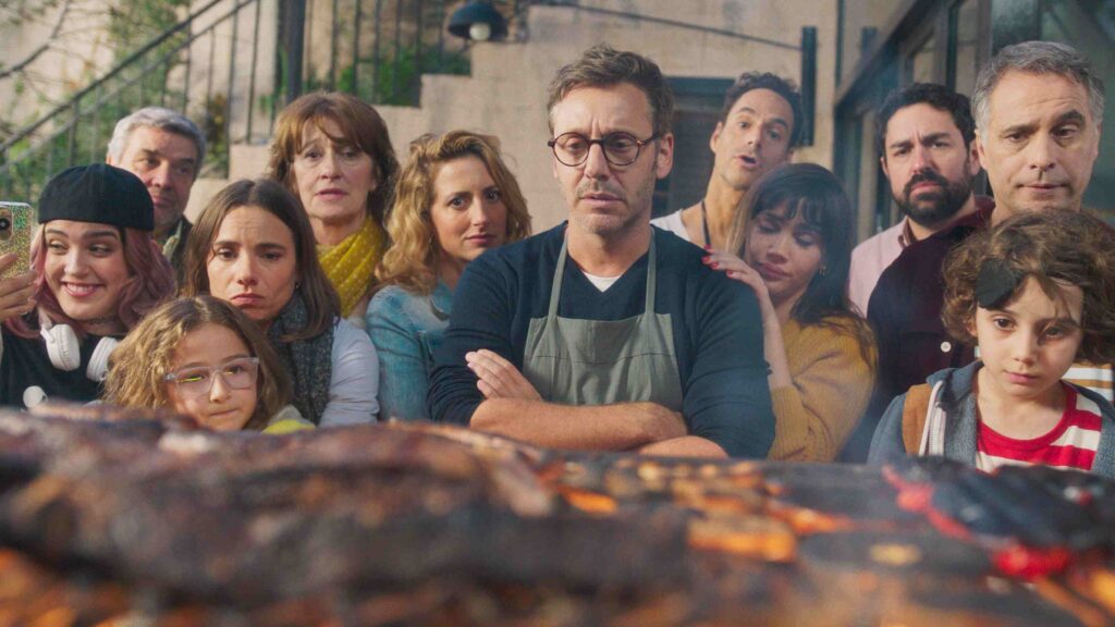 Escena de "Papá x dos", en donde el personaje de Santiago quema accidentalmente el asado familiar.