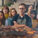 Escena de "Papá x dos", en donde el personaje de Santiago quema accidentalmente el asado familiar.
