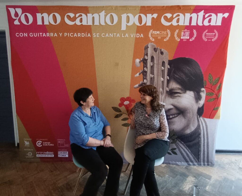 Mauricia Saavedra y Ana L'Homme, protagonista y directora del documental "Yo no canto por cantar" respectivamente, sentadas conversando entre ellas.