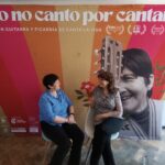 Mauricia Saavedra y Ana L'Homme, protagonista y directora del documental "Yo no canto por cantar" respectivamente, sentadas conversando entre ellas.
