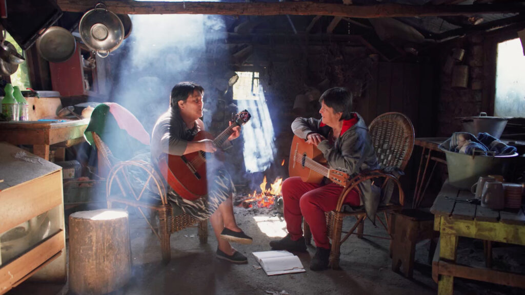 Escena del documental "Yo no canto por cantar". Aquí, Mauricia se encuentra con Doralisa, una de las cantoras del Maule.