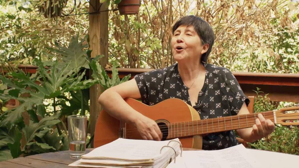 Mauricia Saavedra ensayando sus composiciones con la guitarra.