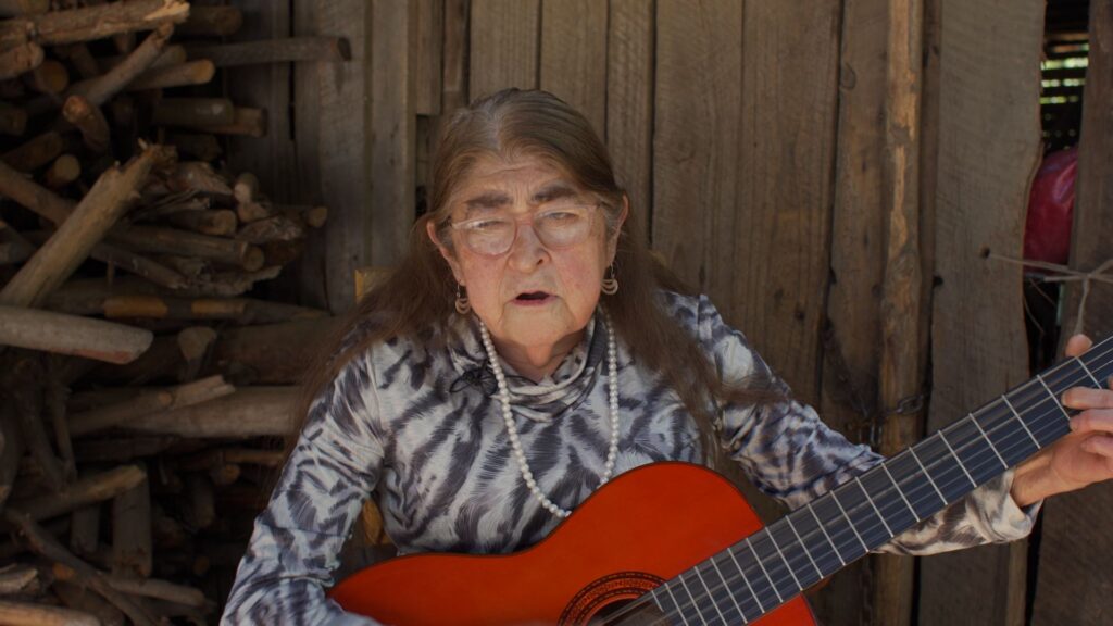 Anita Julia Rojas, una de las cantoras de "Yo no canto por cantar", tocando su canción.