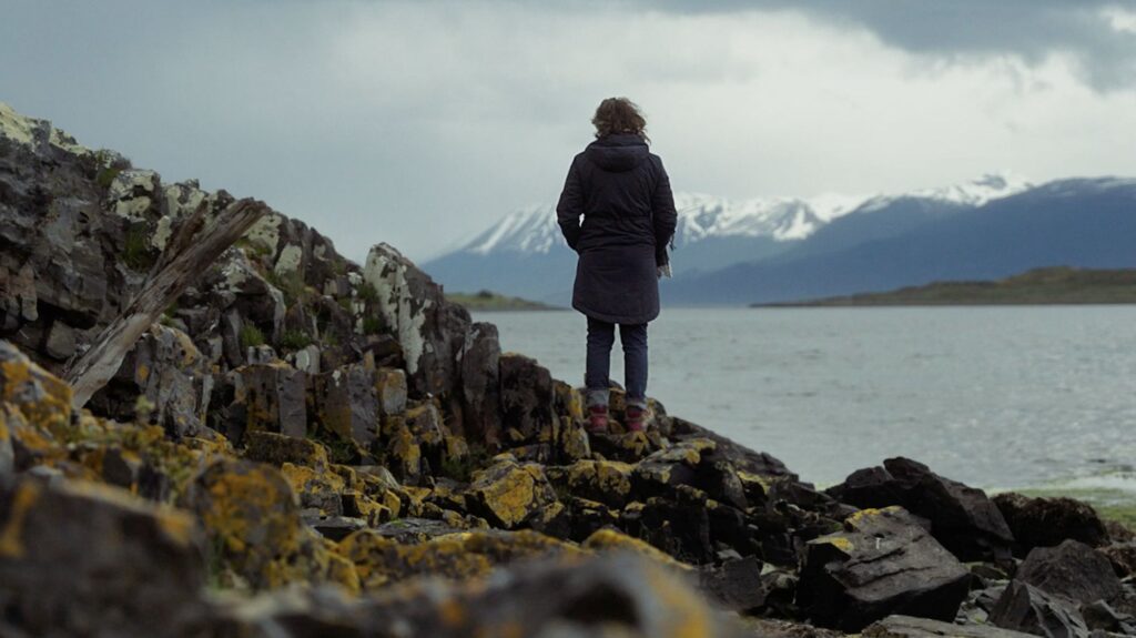 María, protagonista de "Cuando las nubes esconden la sombra", contemplando el paisaje del lago.