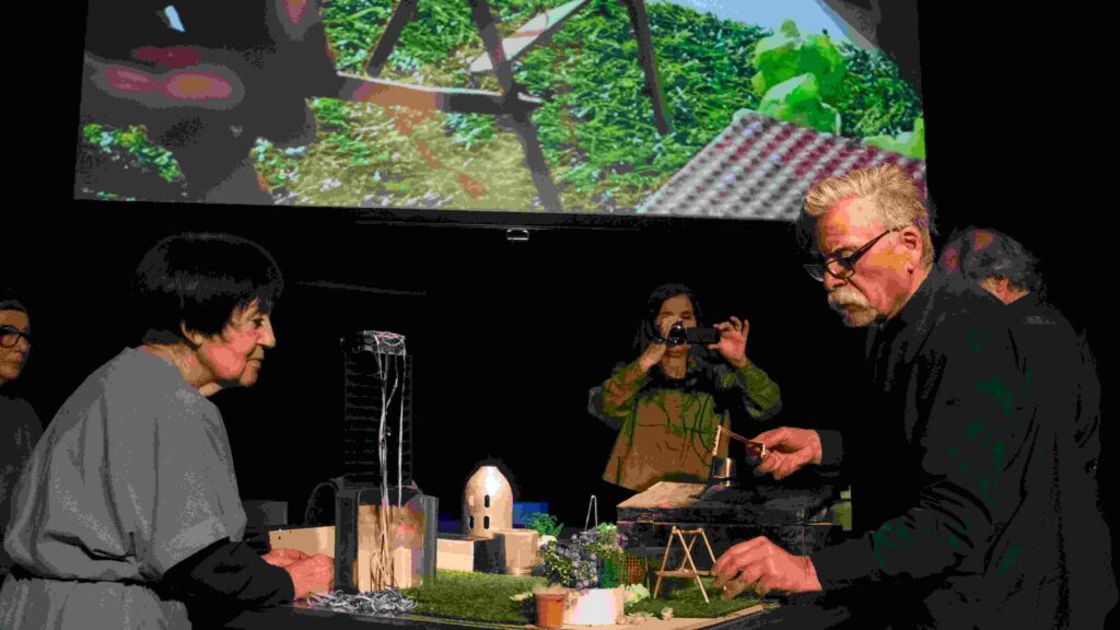 Fotografía de la obra de teatro "La isla de los viejos".