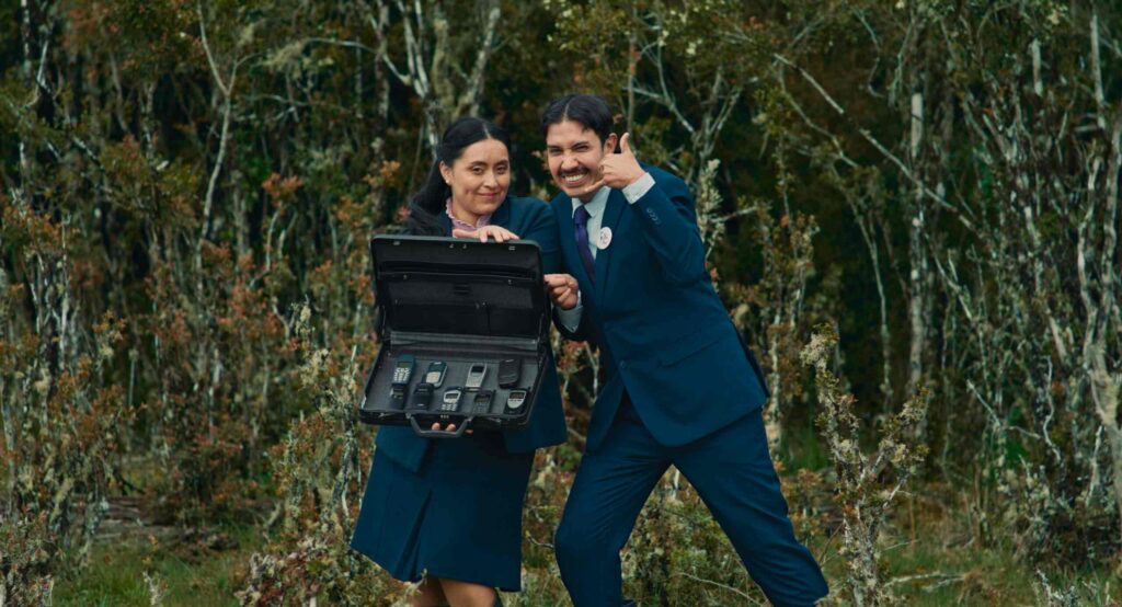 Margarita y Cucho, personajes principales de "Lo que no se dijo", promocionando su línea de teléfonos celulares.