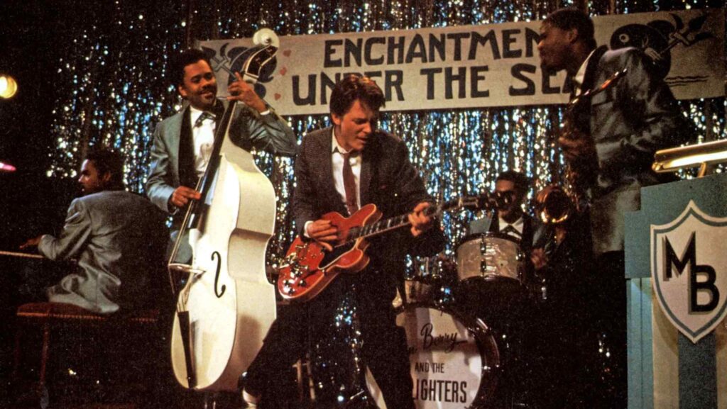 Marty McFly tocando "Johnny B. Goode" en la escena del baile de escuela en "Volver al futuro".