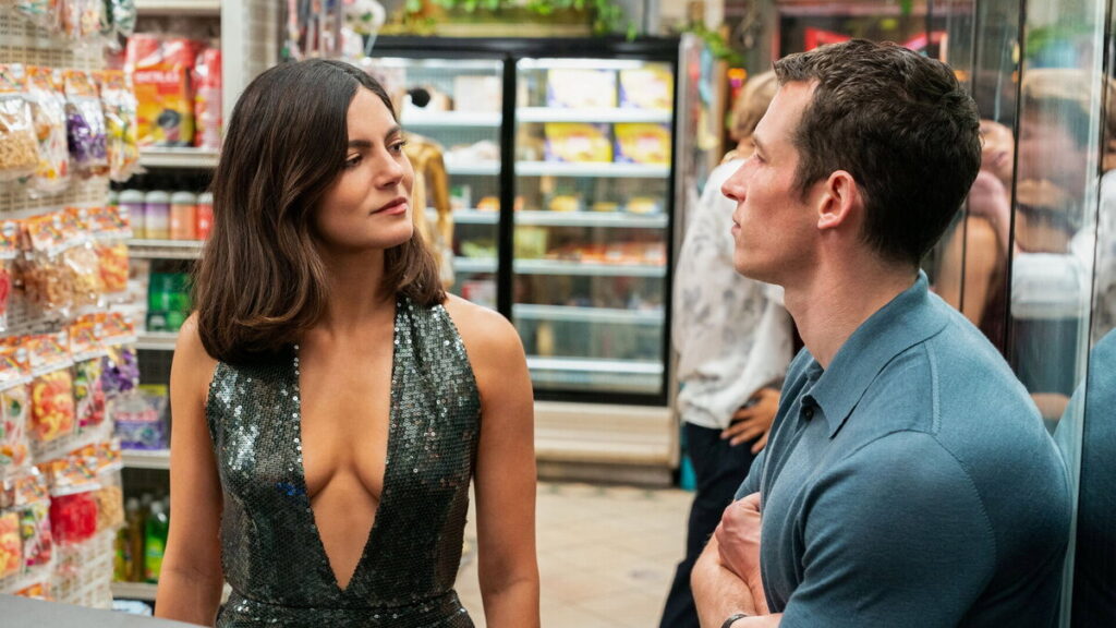 Monica Barbaro y Callum Turner en Solo por una noche