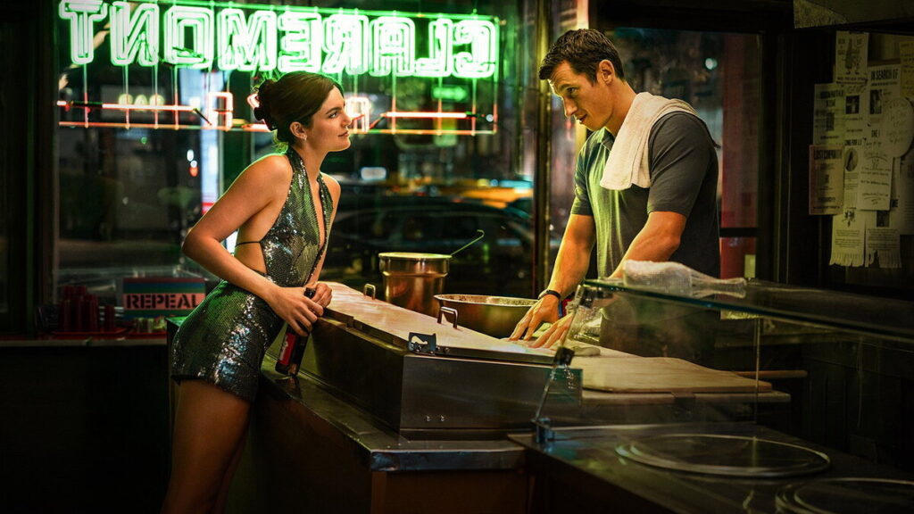 Monica Barbaro y Callum Turner en Solo por una noche