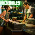 Monica Barbaro y Callum Turner en Solo por una noche