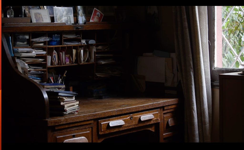 Escritorio de Alicia Morel con decenas de libretas en los cajones. Extraído de la película.