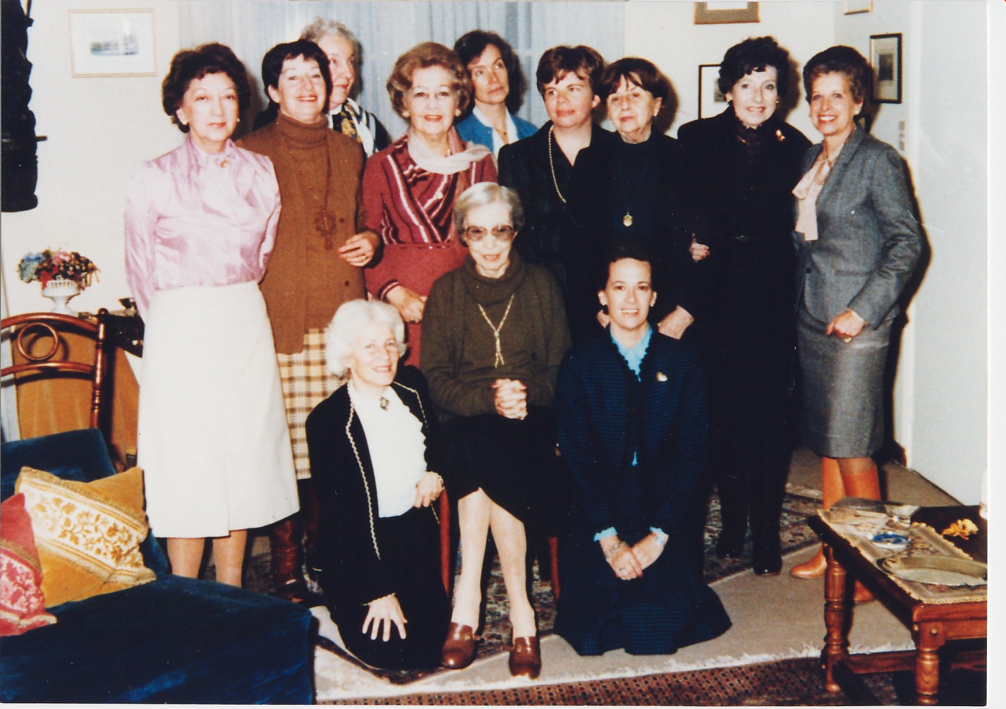 Reunión socias IBBY Chile, 1979.

Abajo hincadas: A la izquierda Alicia Morel y a la derecha Lucia Gevert. Al medio sentada: Marcela Paz.
De pie izquierda a derecha: Pepita Turina, María Silva Ossa Maite Allamand, Gabriela Yáñez, Cecilia Beauchat, Chela Reyes, Jacqueline Balcells, Virginia Cruzat, Gabriela Lazaeta.